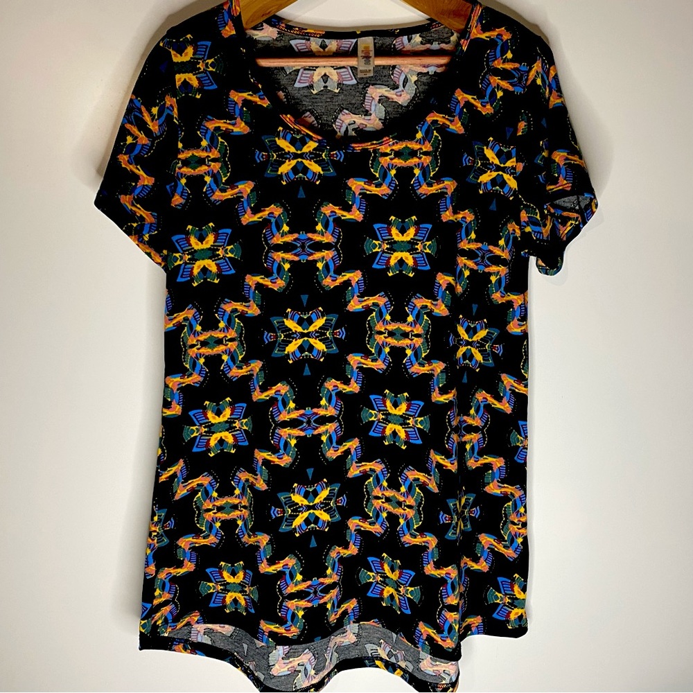 ⚫️ LulaRoe woman’s size Medium design top black